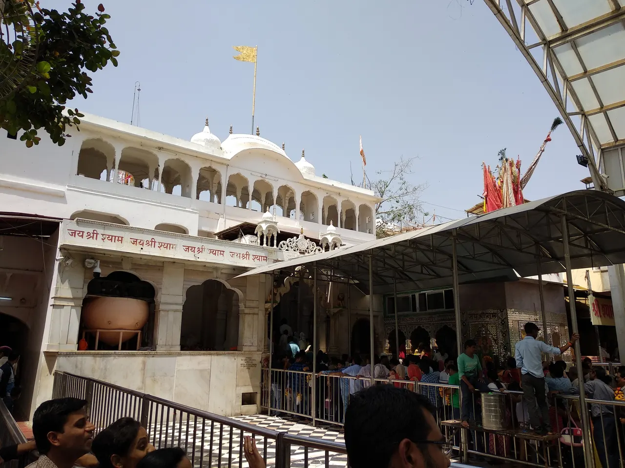 क़तार क्षेत्र से खाटू श्याम जी मंदिर परिसर