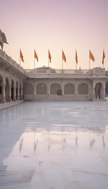 भोर में राजस्थानी मंदिर का प्रांगण